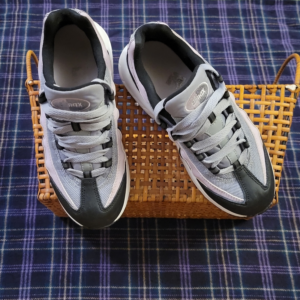 ❌️SOLD❌️ Girls Nike Air Max 95s Lilac, Grey, and Black Size 3 Youth - Picture 14 of 16